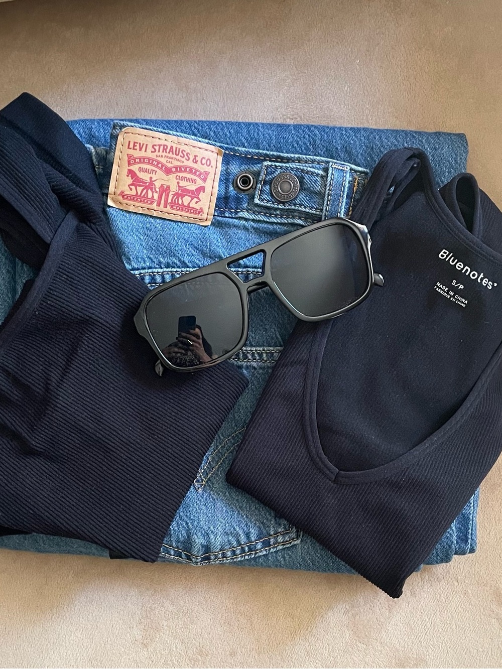 Levi's cinch baggy Blue Jeans with 2  Black Ribbed bodysuits +fun Sunglasses.